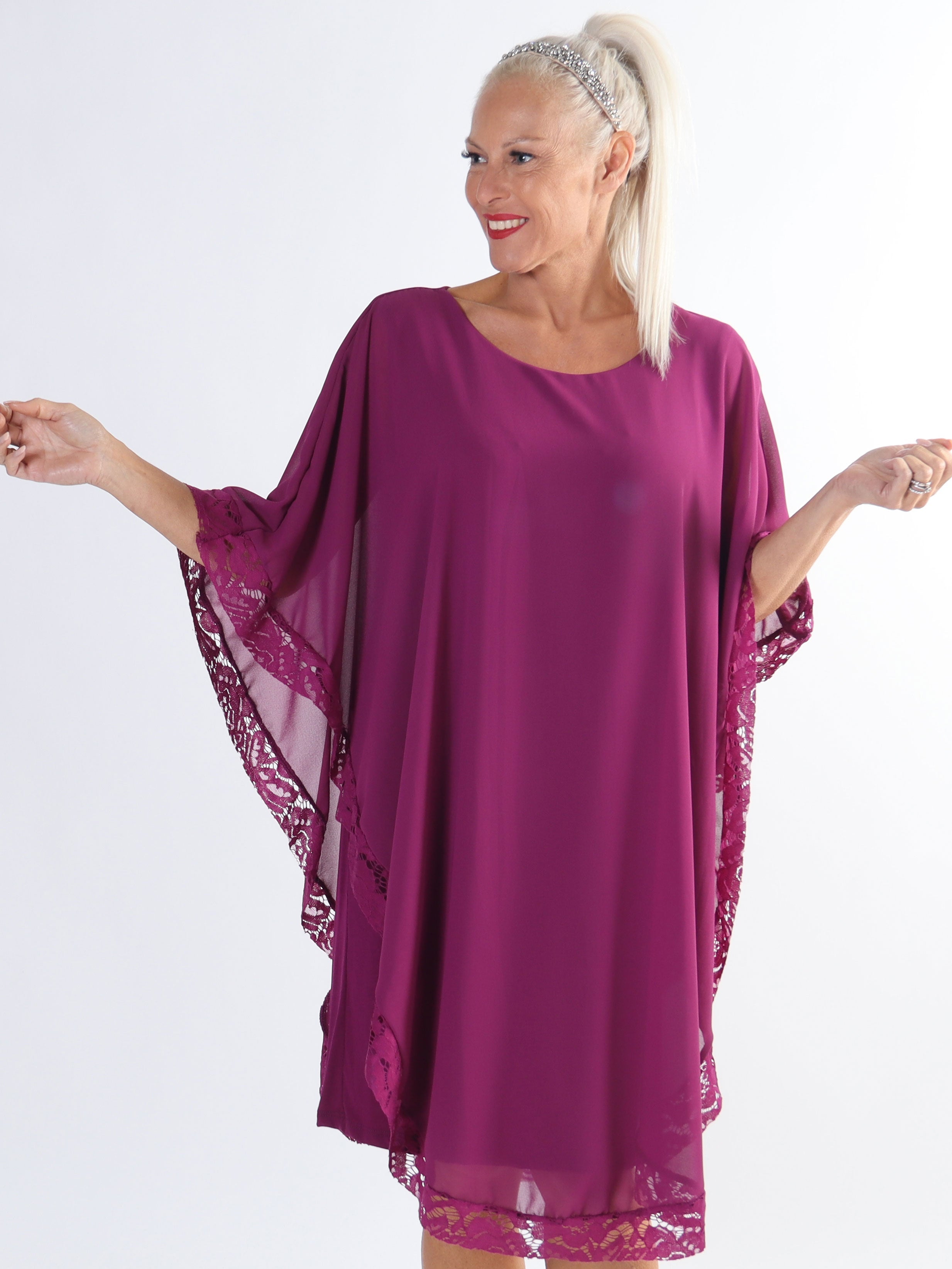 Kenya Edge - Plus size tunikaklänning med chiffonglager och spetskant